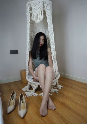 刷子刷女生子脚底心羽毛