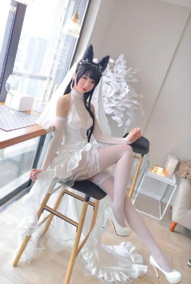 身披彩衣的姑娘